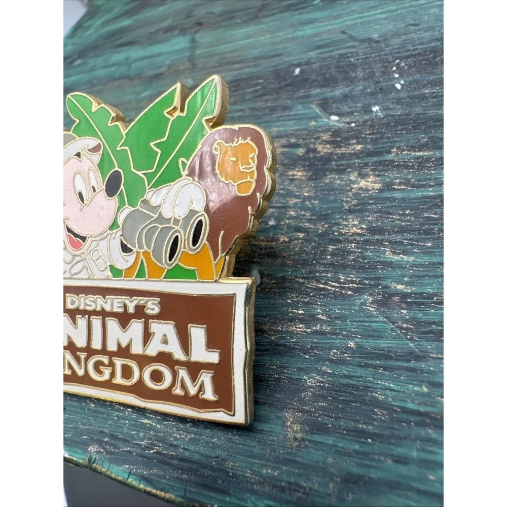 Walt Disney World Vintage Mickey Mouse Safari Animal Kingdom Pin Lion EUC